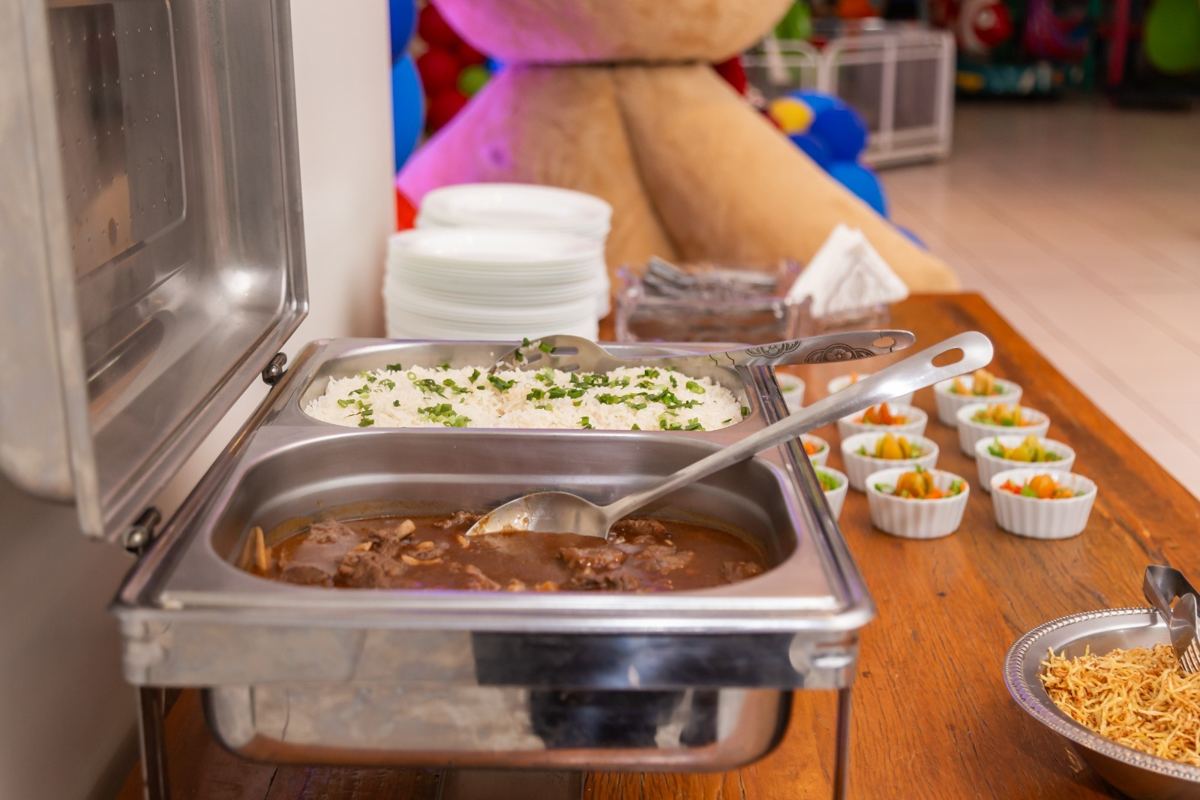 Arroz, carne e saladas no buffet