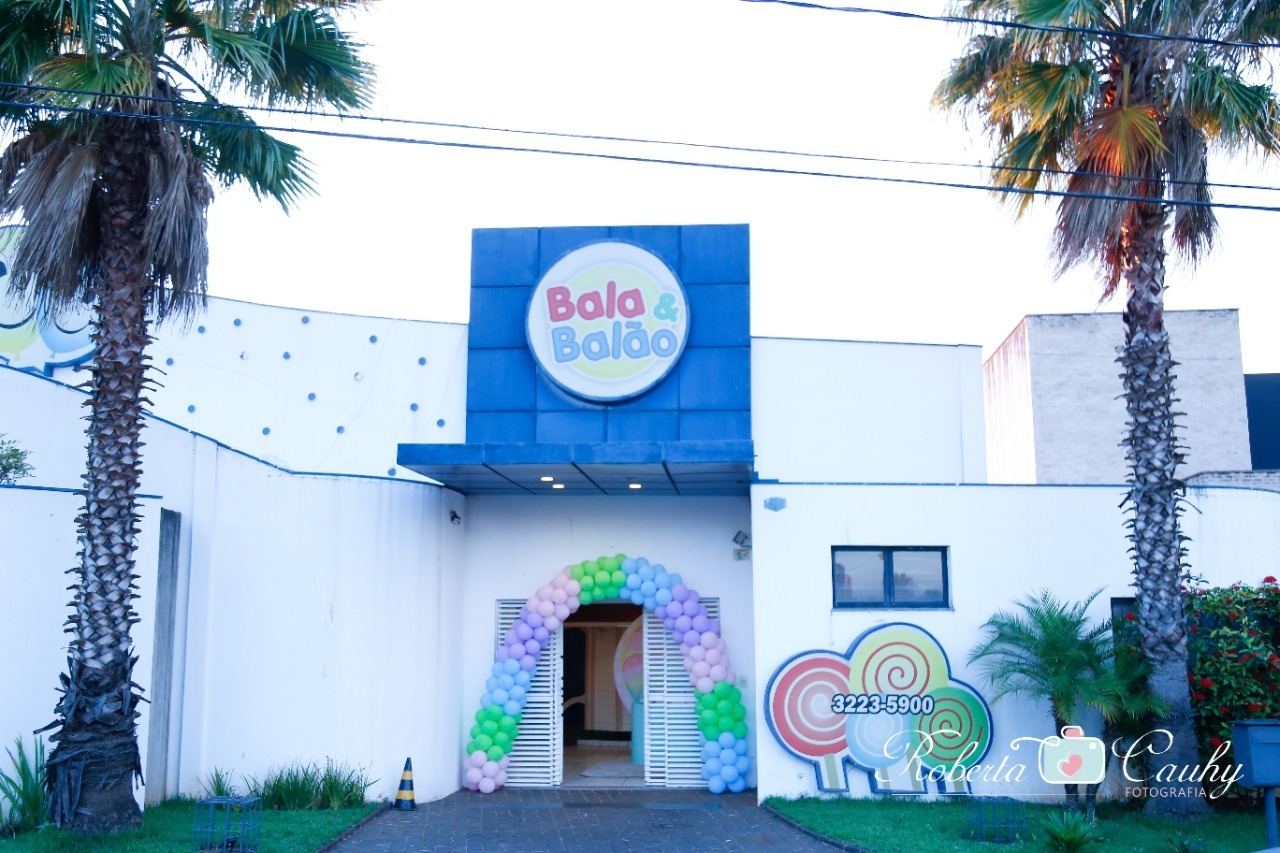 Entrada com arco de balões